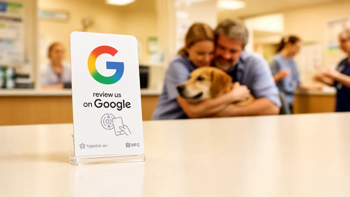 Dueño abrazando a su perro recién recuperado en la recepción de una veterinaria en Ecuador, mientras deja una reseña en Google con un toque a una tarjeta Tapstar.