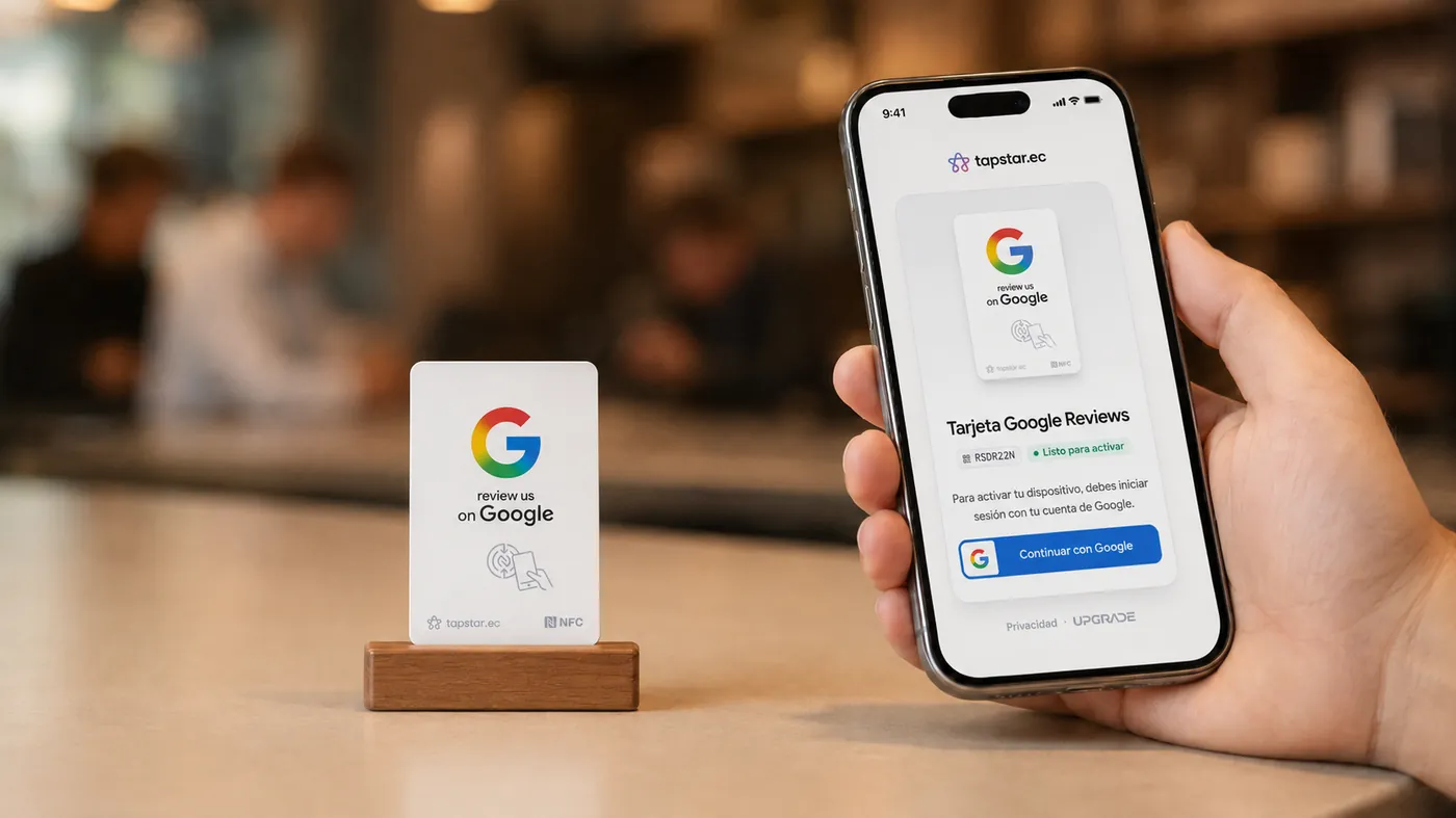 Mano acercando un celular a una tarjeta Tapstar para escanear su código QR con la pantalla de activación apareciendo